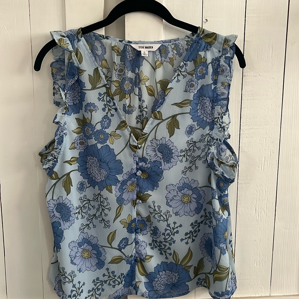 Women’s Steve Madden blue floral sleeveless blouse size L